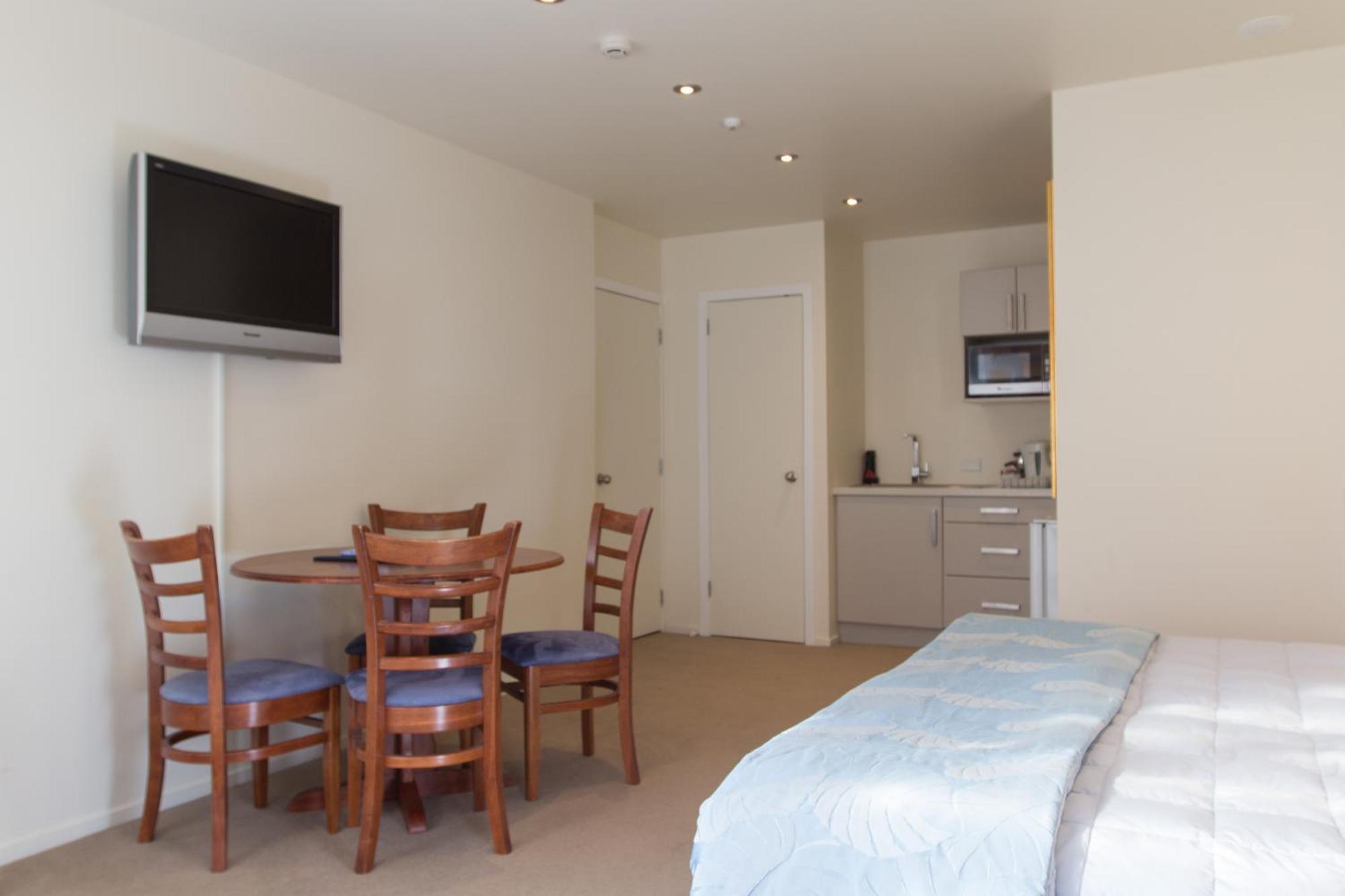 Commodores Lodge Russell Room photo